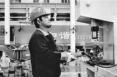 蘭州：寒夜黃河邊，他一把拉出落水大學(xué)生