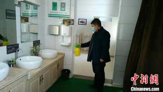  圖為2月初，工作人員對敦煌市旅游景區(qū)衛(wèi)生間進行防疫消毒?！《鼗褪形麄鞑抗﹫D 攝