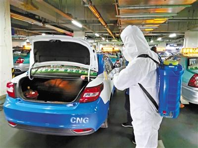免費接送一線抗“疫”人員 蘭州奔馬雷鋒車隊，你們真棒！