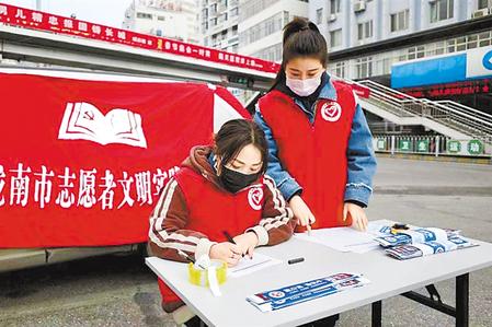 這個(gè)春天，那一抹鮮亮的“志愿紅”　——隴原志愿者戰(zhàn)“疫”記