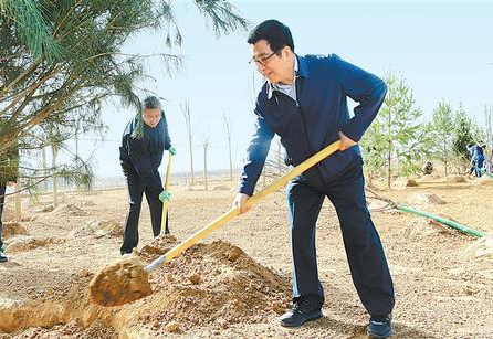 林鐸參加省城蘭州義務植樹活動時強調 牢固樹立綠水青山就是金山銀山的理念 為全面建成小康社會創(chuàng)造良好生態(tài)環(huán)境 歐陽堅孫偉等參加