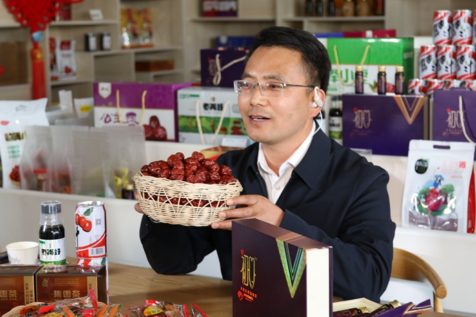 “縣長直播天團(tuán)”唱響“甘貨春之聲”，售出近30種甘貨1萬余件 開進(jìn)直播間的網(wǎng)絡(luò)扶貧博覽會，受百萬網(wǎng)友點贊 