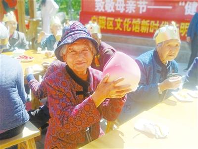母親節(jié)，白銀“花村”擺了一場(chǎng)“敬老宴”