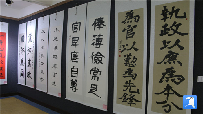 7月1日上午，定西市通渭縣紀(jì)委監(jiān)委舉辦“襄郡清風(fēng)·喜迎建黨99周年”廉政文化書畫展，共同為黨的生日獻(xiàn)禮。_副本.jpg