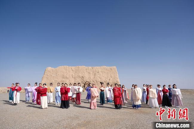 數(shù)十位身著古裝的女性通過體驗(yàn)賞漢舞、習(xí)漢禮、吟誦詩詞等中華傳統(tǒng)文化，再現(xiàn)古絲綢之路的繁華盛景。　邱亮 攝
