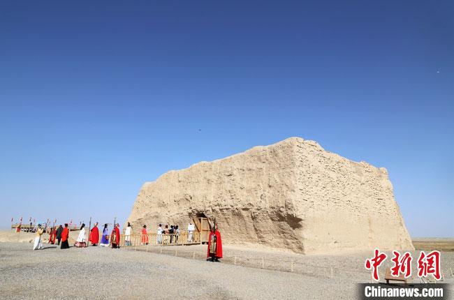 數(shù)十位身著古裝的女性通過體驗(yàn)賞漢舞、習(xí)漢禮、吟誦詩詞等中華傳統(tǒng)文化，再現(xiàn)古絲綢之路的繁華盛景?！⊥踺?攝