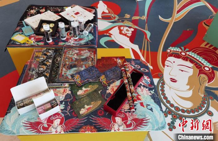 60余類敦煌主題的文創(chuàng)產(chǎn)品讓人愛不釋手?！《∷?攝