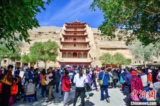 中國農(nóng)歷四月初八，敦煌民眾傳承歷史習俗，前往莫高窟燒香禮佛、祈福。(資料圖) 王斌銀 攝