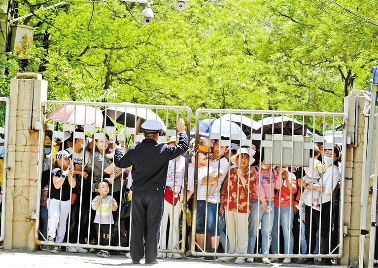 人流如潮 入園游客突破5萬 五泉山公園、蘭州市動(dòng)物園昨日臨時(shí)閉園