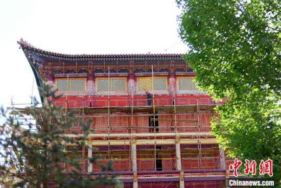 圖為5月上旬，甘肅山丹縣大佛寺內(nèi)，工作人員對古建筑大雄寶殿進(jìn)行修繕。 中新社記者 高展 攝