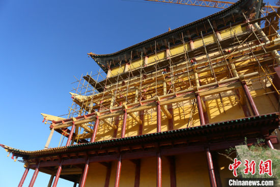 圖為5月上旬，甘肅山丹縣大佛寺內(nèi)，正在修繕中的古建筑大雄寶殿。 中新社記者 高展 攝
