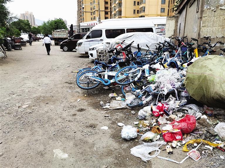 百米土路臟亂差，誰來管？經(jīng)記者協(xié)調(diào)，社區(qū)組織志愿者進行了清理
