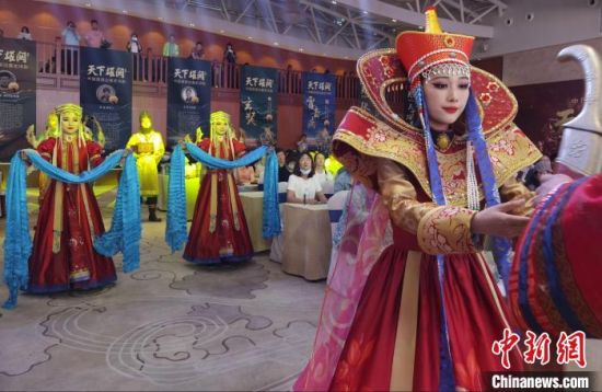 圖為中國首部邊塞史詩劇《天下雄關》首演發(fā)布會現(xiàn)場。　崔琳 攝