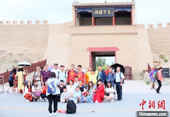 歷經(jīng)數(shù)十載保護修繕的古老關城得以延年益壽，成為了海內(nèi)外游客“絲路游”的必經(jīng)打卡地?！「哒?攝