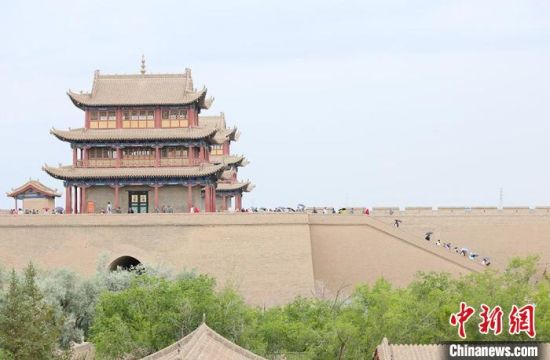 歷經(jīng)數(shù)十載保護(hù)修繕的古老關(guān)城得以延年益壽，成為了海內(nèi)外游客“絲路游”的必經(jīng)打卡地?！「哒?攝