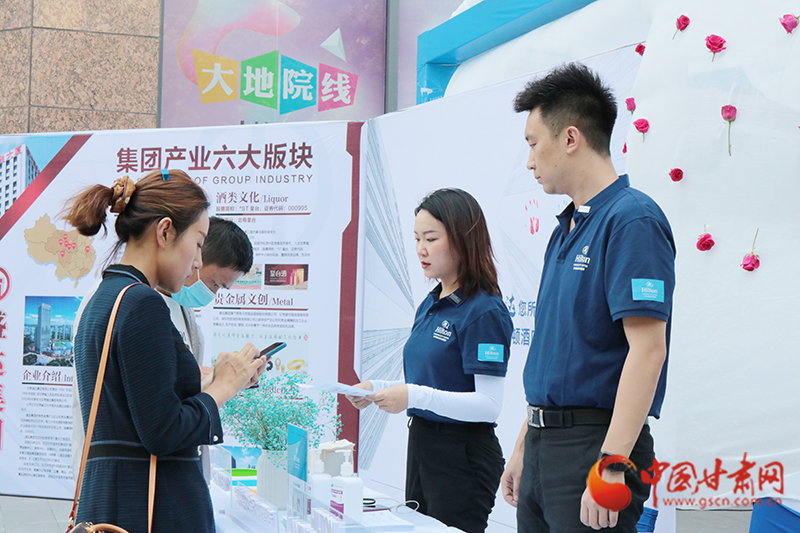 一場涉及人事、財(cái)務(wù)、工程等多個(gè)領(lǐng)域招聘會(huì)在蘭舉辦 為300余人提供就業(yè)機(jī)會(huì)
