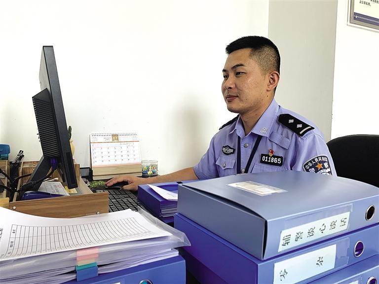 “身為黨員，就應(yīng)該第一個(gè)往前沖”