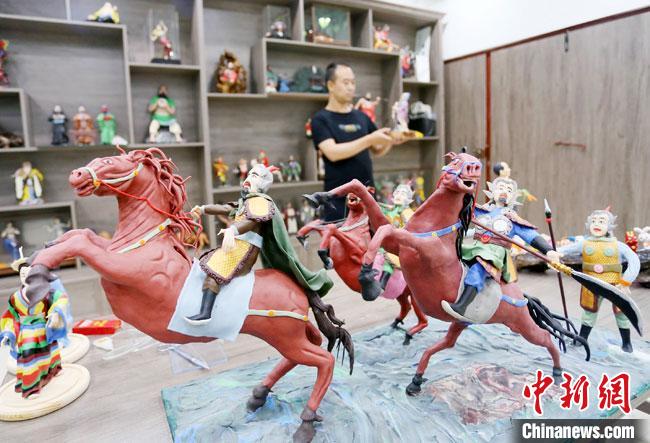 安秋平是成州面塑第五代傳承人，也是當(dāng)?shù)匚ㄒ粓允孛嫠苤谱鞯娜??！「哒?攝
