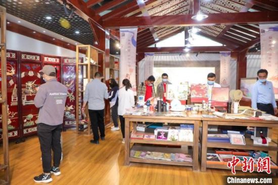 圖為甘肅“一會(huì)一節(jié)”期間，位于敦煌的天水市展館中，民眾觀賞文創(chuàng)產(chǎn)品?！「拭C省文化和旅游廳供圖
