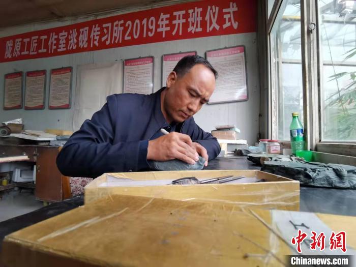 甘肅卓尼洮硯融合文化提升內(nèi)涵：不只一硯一銘，還要一盒一拓