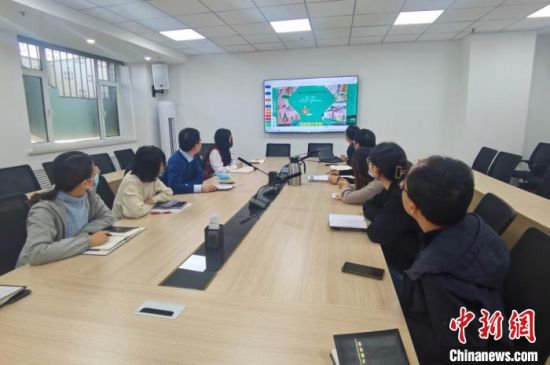 圖為甘肅教育出版社《寫給青少年的敦煌故事》叢書項目組，探討圖書封面設(shè)計?！￠Z姣 攝
