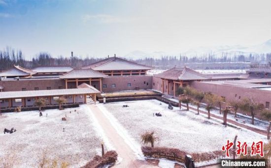 圖為雪落大漠古堡——敦煌山莊?！⊥醣筱y 攝