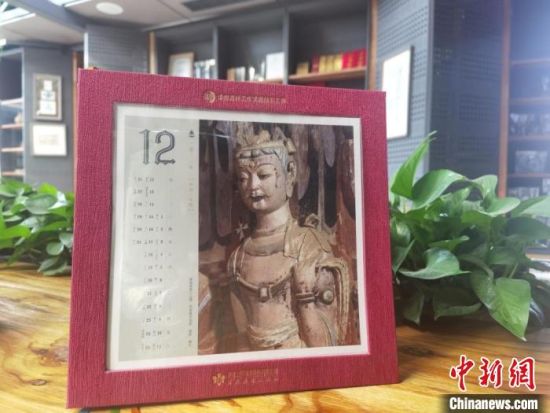 圖為徐晉林制作的敦煌題材的手工書(shū)《走進(jìn)沙漠敦煌——莫高窟與藏書(shū)票藝術(shù)》，深受讀者喜愛(ài)?！￠Z姣 攝