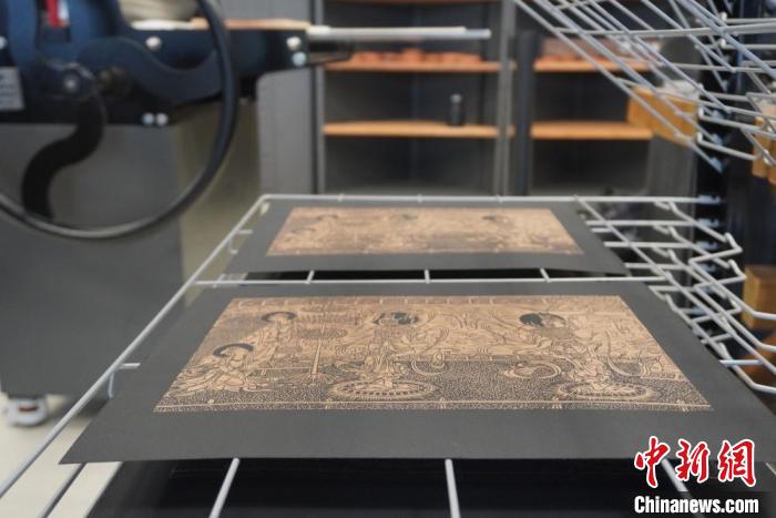圖為徐晉林工作室制作的雕版敦煌壁畫(huà)印刷成品展示?！【琶赖┰?　攝