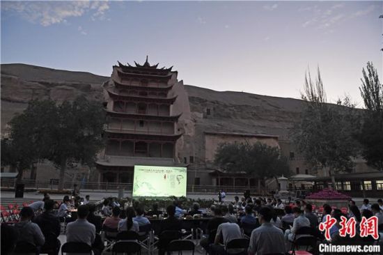 2018年8月，在敦煌莫高窟標志性建筑“九層樓”前，《回顧平山郁夫先生的貢獻》座談會舉行。來自中日兩國的專家、學者共同懷念這位情系敦煌數(shù)十載的繪畫巨匠、中日友好的文化使者、世界文化遺產的守護者。中新社記者 楊艷敏 攝