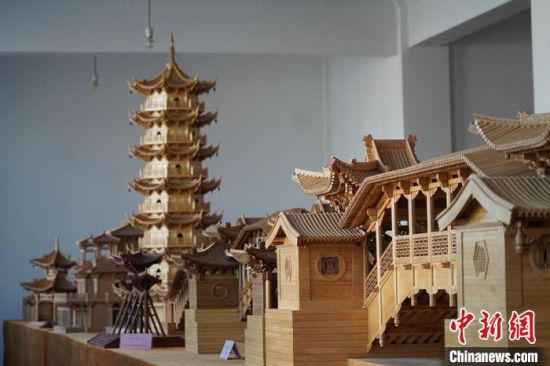 圖為古建筑模型制作技藝傳習(xí)所展廳內(nèi)的微縮古建筑作品?！【琶赖┰?　攝