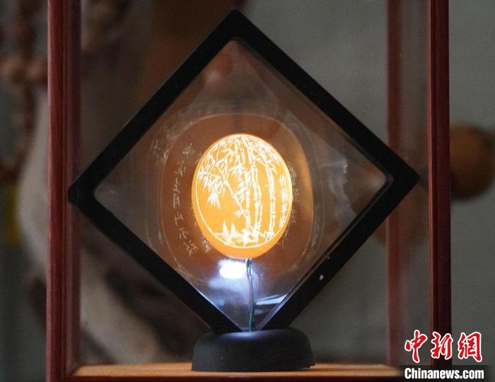 圖為吳義澤新包裝給蛋雕呈現(xiàn)立體感?！【琶赖ぴ?攝