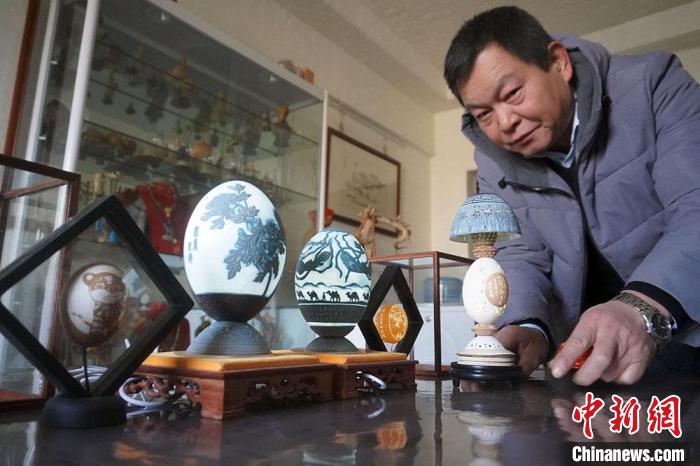 圖為吳義澤展示的最新創(chuàng)作的蛋雕作品?！【琶赖ぴ?攝