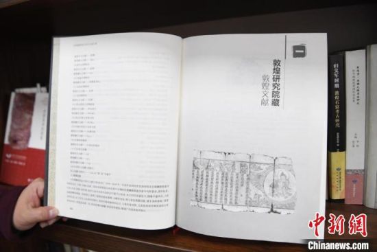 《甘肅藏敦煌遺書(shū)研究文獻(xiàn)引得》編纂耗時(shí)8年，收錄研究文獻(xiàn)數(shù)據(jù)總計(jì)17000條，時(shí)間跨越110年?！钇G敏 攝