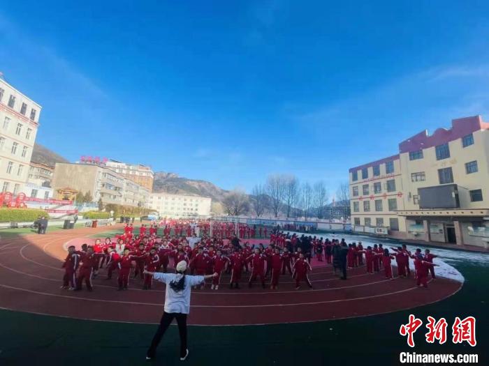 圖為街舞老師教授藏族學(xué)子跳街舞?！￡惿菩?攝