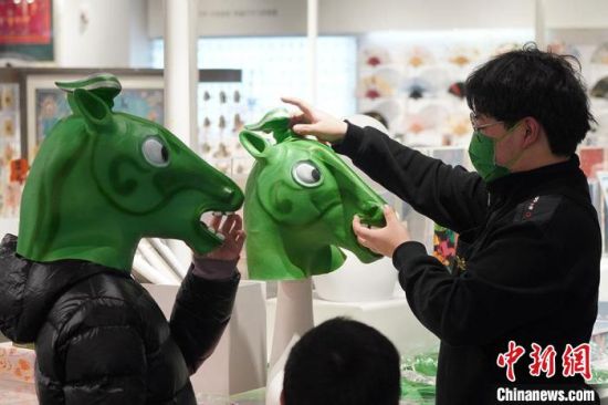圖為“神馬來了”銅奔馬頭套?！【琶赖┰?攝