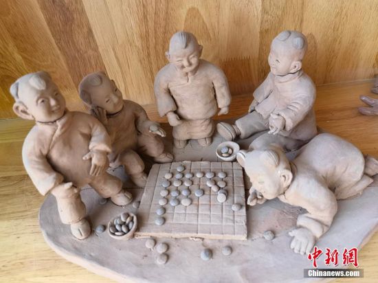 圖為泥塑作品展現(xiàn)下棋場景。 劉玉桃 攝