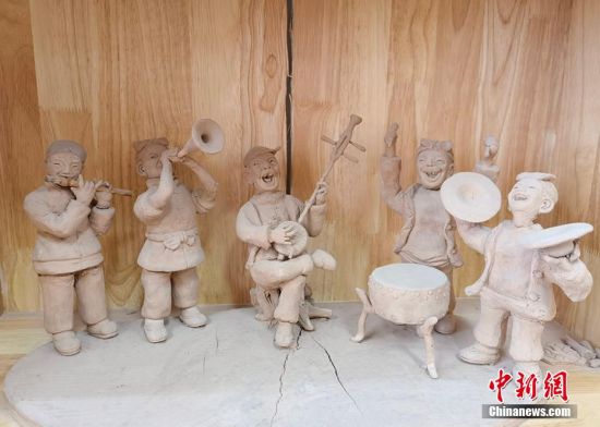 圖為泥塑作品展現(xiàn)人們娛樂場景。 劉玉桃 攝