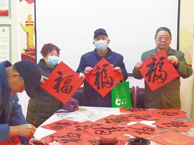 蘭州：“幸福敲門 新春送?！被顒忧榕f家