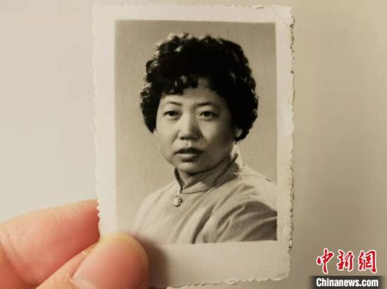 圖為20世紀(jì)80年代，蘭州照相館拍攝的人物肖像照，如今仍然有很多人選擇拍攝這樣的照片留作紀(jì)念?！⊥跄劣?攝