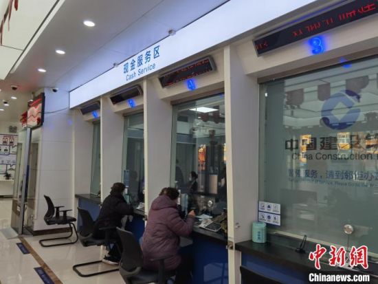 圖為蘭州市民在銀行兌換新鈔。　徐雪 攝