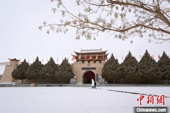 圖為2月17日，游人在鳴沙山月牙泉景區(qū)內(nèi)體驗(yàn)大漠雪景?！《鼗褪形穆镁止﹫D