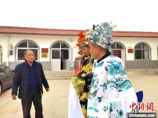 圖為69歲的“苦水高高蹺”國家級傳承人巨海全(左一)，叮囑徒弟們高高蹺練習技巧要領(lǐng)。　閆姣 攝