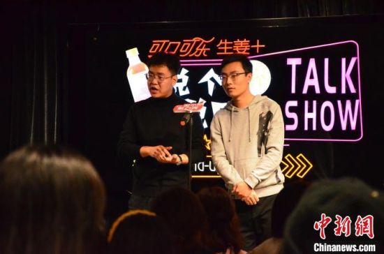 圖為脫口秀演員搭檔表演?！钅?攝