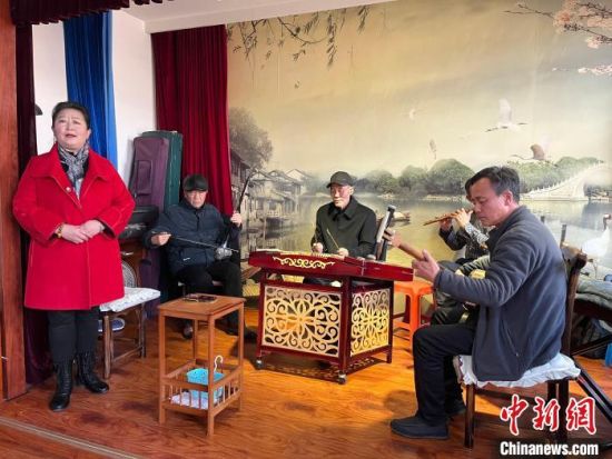 圖為蘭州鼓子表演者王常玉登臺演唱，她是這項(xiàng)入列國家級非物質(zhì)文化遺產(chǎn)的曲藝表演者中，為數(shù)不多的女演員?！堨下?攝
