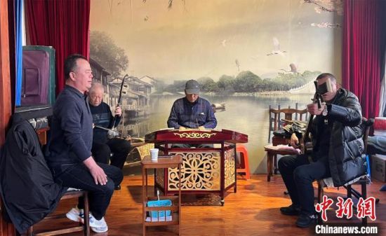圖為蘭州鼓子愛好者在傳習(xí)所內(nèi)互相搭檔上臺演出。　張煜曼 攝
