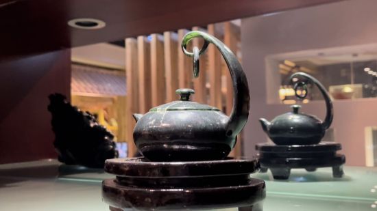 圖為酒泉夜光杯廠里陳列的夜光杯茶藝文化產(chǎn)品——精品懸環(huán)玉壺。王牧雨
