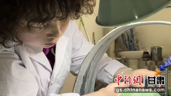 夜光杯制作學(xué)徒謝小琴坦言，雖工作枯燥，但是能夠掌握國家級(jí)非遺技藝是很自豪的。王牧雨 攝