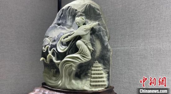 圖為李學(xué)平的玉雕作品?！「攥?攝