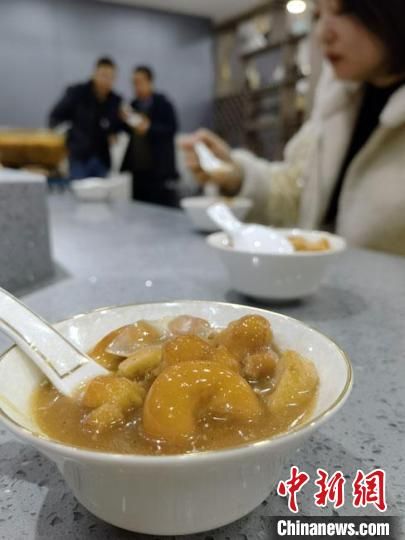 圖為酒泉美食“糊鍋”?！∫蟠河?攝