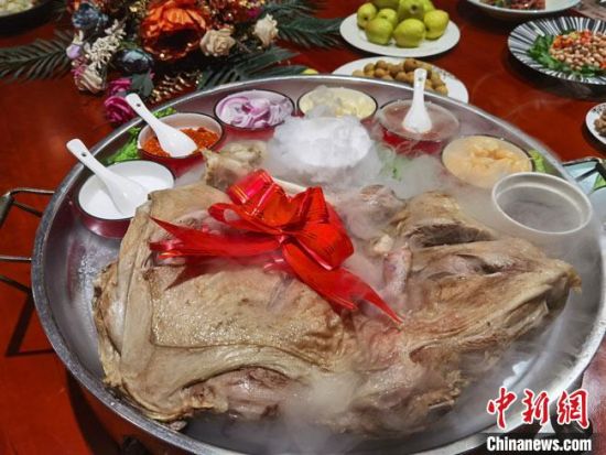 圖為酒泉美食“漢蒸全羊”?！●T志軍 攝